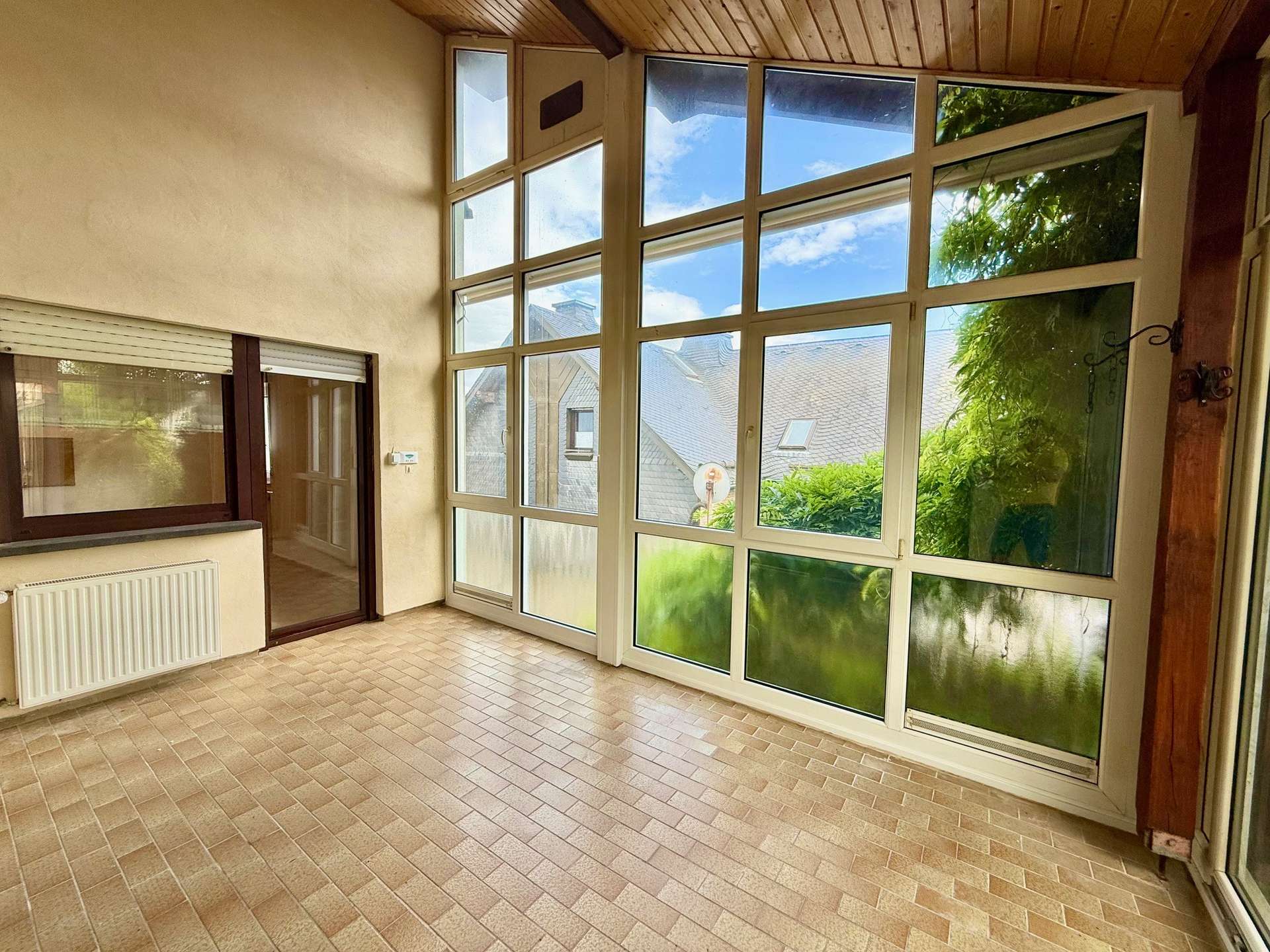 TOP LAGE, VIEL PLATZ, 2 GARAGEN, WINTERGARTEN UND PV-ANLAGE !!!